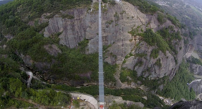 Le plus long pont de verre construit en Chine